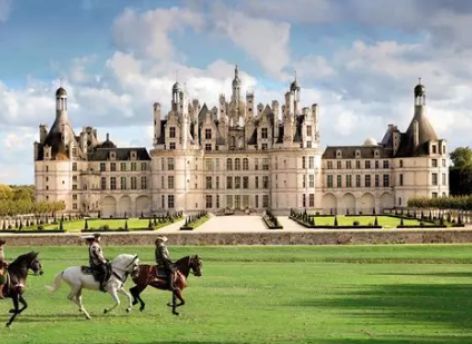 🏰🐾 Château de Chambord avec un chien : faut-il le faire garder ?
