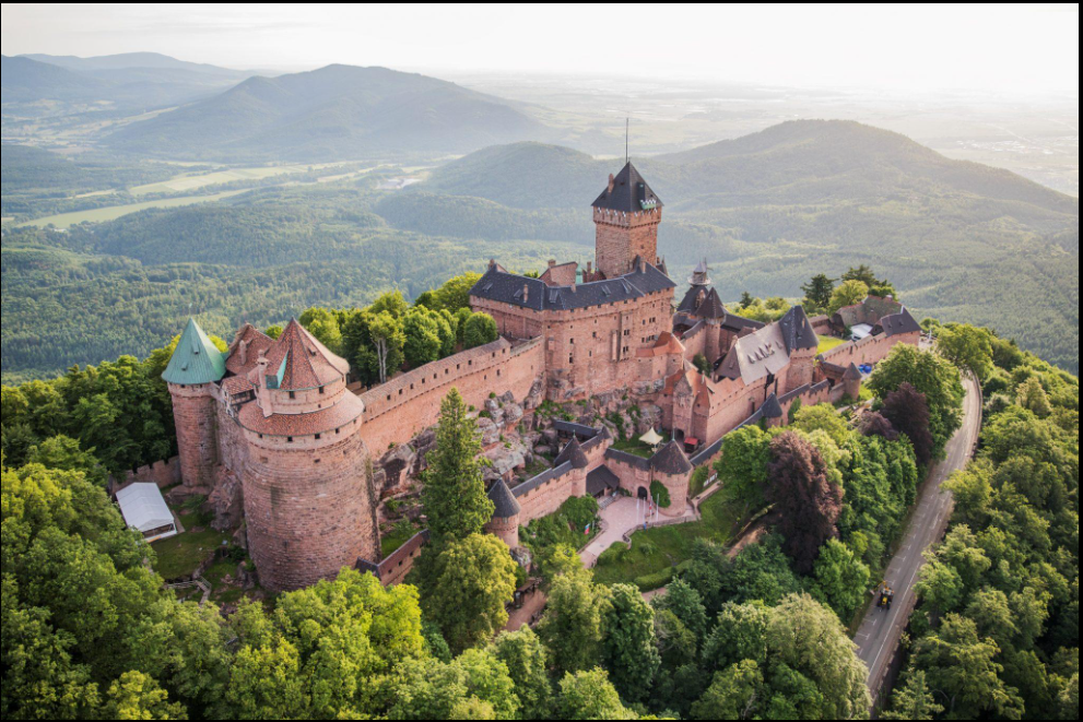 Château du Haut-Koenigsbourg avec un chien